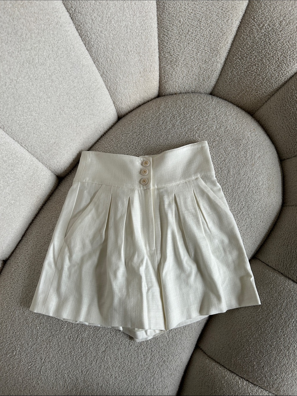 Veronica Beard Cream High-Waist Pleated Shorts - Picture 1 of 3